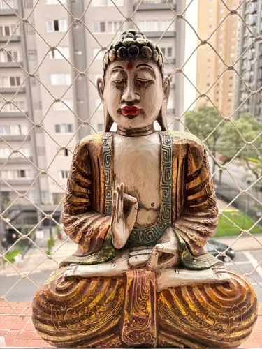 Buda ornamental em madeira maciça  