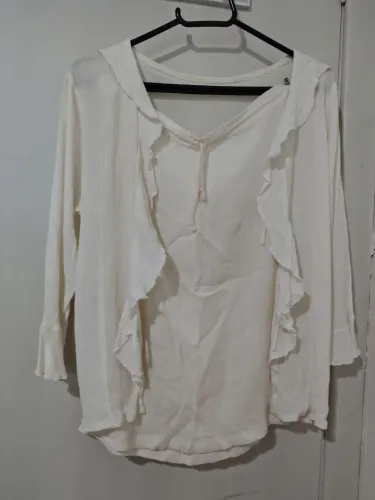Conjunto off white, blusa e saia em crepe