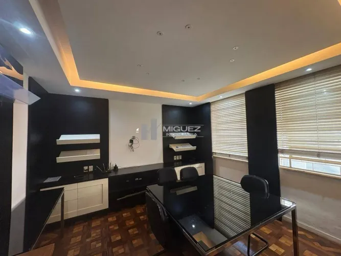 Casa tríplex à venda na Rua Caruso. São Aproximadamente 400 m². Código 24129