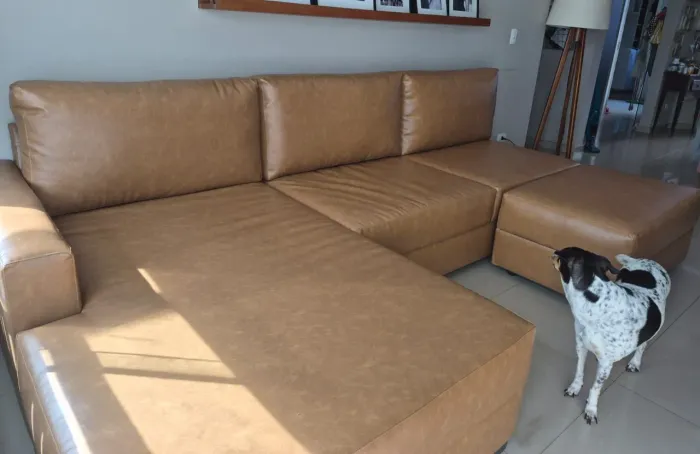 Sofá em couro sintético 