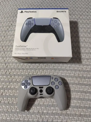 Dualsense ps5 cinza Sterling Silver com capa protetora