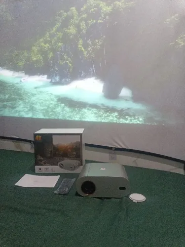 Vendo lindo mini projetor portátil Aliccon novo na caixa , com capa protetora da lente.