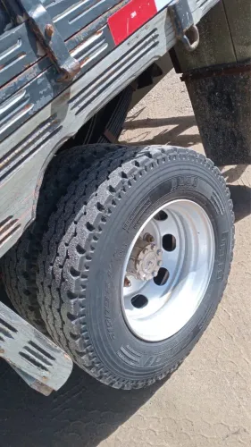 F4000 4x4, 2011, com cabine suplementar pra 4 pessoas e carroceria de