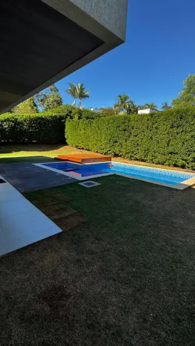Casa de condomínio sobrado para aluguel possui 550 metros quadrados com 4 quartos