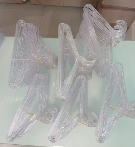 Vendo cabides, araras e ganchos