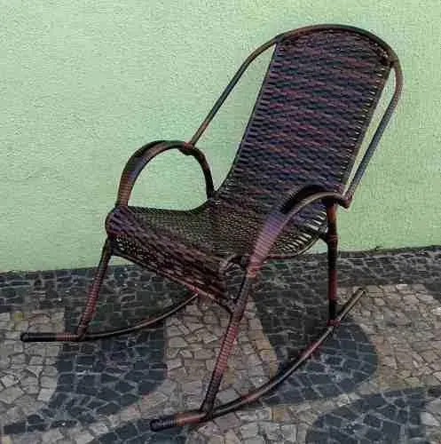 Cadeira de balanço em fibra sintética