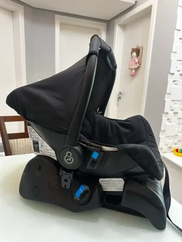 Base e bebê conforto muito novo.