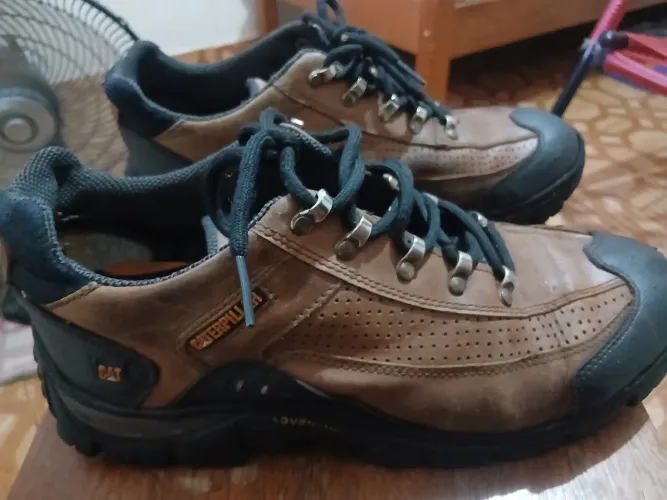 Bota/tênis Caterpillar em couro, original, n° 43, 44...pouquíssimo uso.