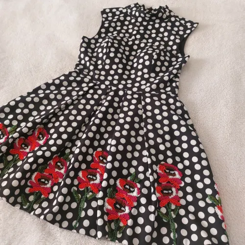 Vestido patbo poá com bordados em miçangas