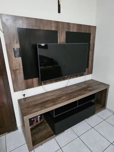 Vendo rack + painel de parede bicolor em ótimo estado de conservação