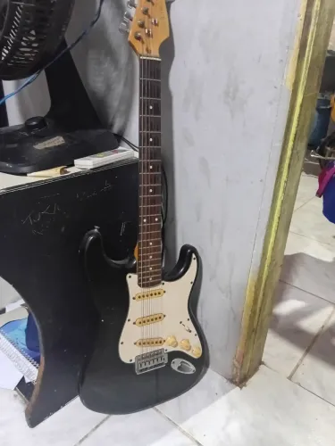 Vende-se guitarra semi-nova