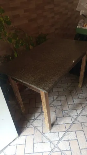 Mesa de madeira e mármore