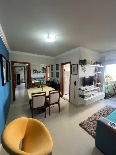 Apartamento na Zona 07, acima da Av. Colombo, 1 quarto e 1 suíte, com móveis planejados.