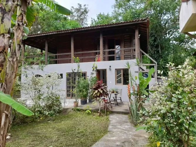 Casa térrea de 1 quarto na Estrada do Rio Morto-quintal compartilhado. Aceita 1 animal.