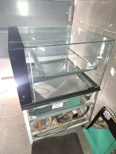 Vitrine Refrigerada da Rodriaço Praticamente nova valor dela nova 10.000 mil 