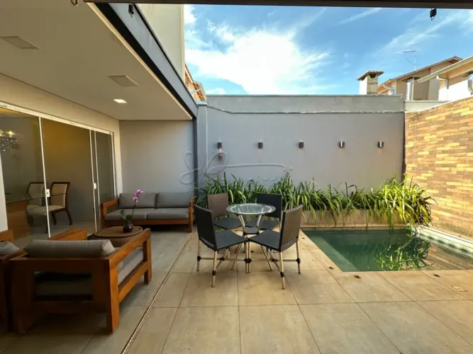 Casa de 03 quartos com 160m² para venda em condomínio - Vila do Golf