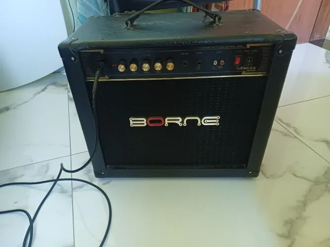 Caixa para guitarra, altofalante de 10quando liga faz um barulho estranho, por isso esse