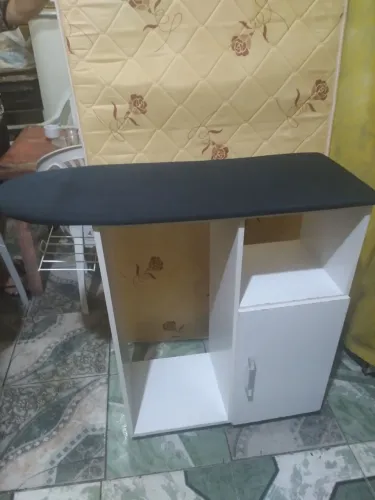 Tábua de passar roupa com armário embutido muito lindo , muito prático!