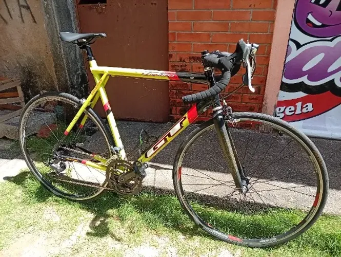 Bicicleta GT americana Speed, ZR3000, Tam G, rodas 700, relação Claris, pedais não incluso