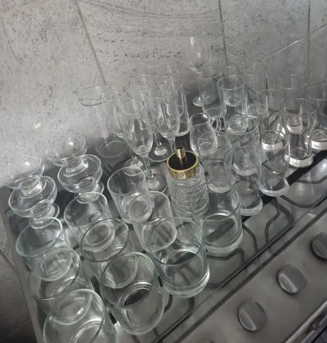 Copos, taças, jarra de suco 