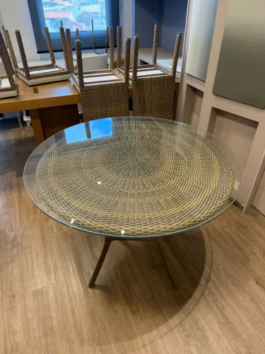 Mesa Redonda com Vidro e Base em Rattan