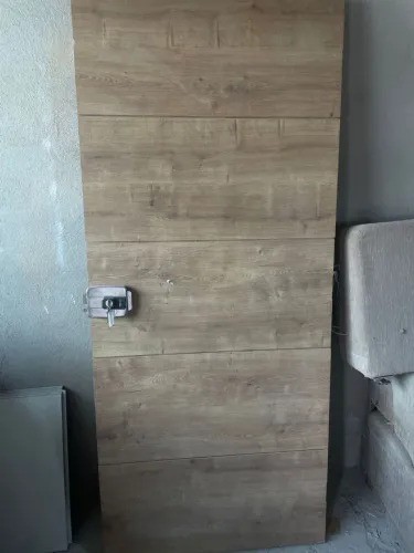 porta de MDF e fechadura eletrônica.