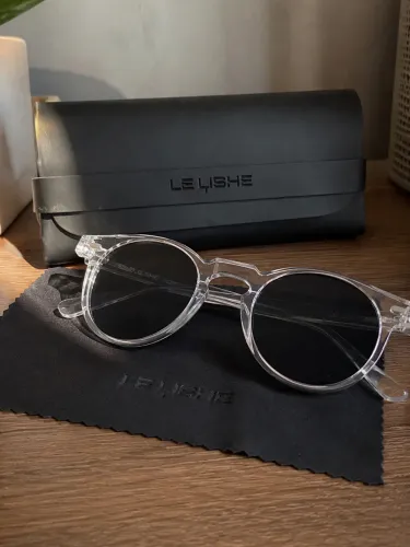 Óculos de Sol LE LISHE Transparente com Lentes Pretas + Estojo Original
