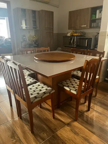 Mesa de jantar com 6 cadeiras.