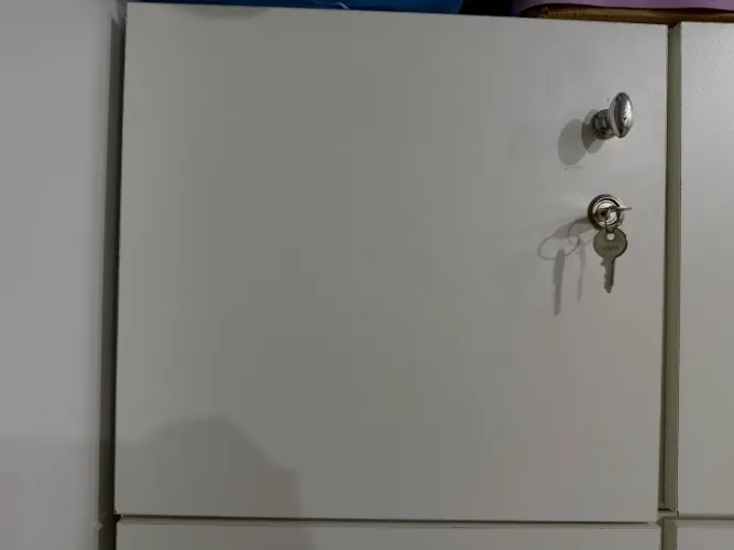 Vendo armário branco espaçoso
