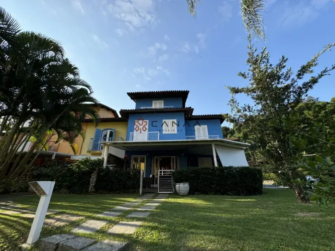 Linda casa em condomínio com praia privativa em Angra dos Reis