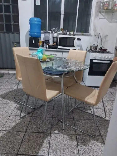 Mesa de tampo de vidro laminado triplo e 4 cadeiras de courvin creme 