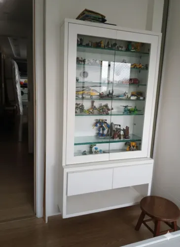 Cristaleira com duas gavetas e prateleiras de vidro