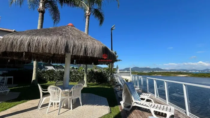 Apartamento com 2 quartos, mobiliado a poucos passos do mar, no Bairro Ponta das Canas - F