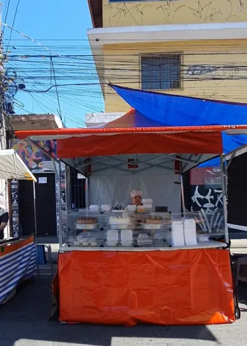 Tenda 2x2 metros sanfonada com 3 laterais, balcão De 2 metros e saia.
