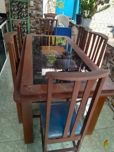 Vendo mesa em madeira e vidro com 6 cadeiras  de madeira para vender logo apenas 1000 