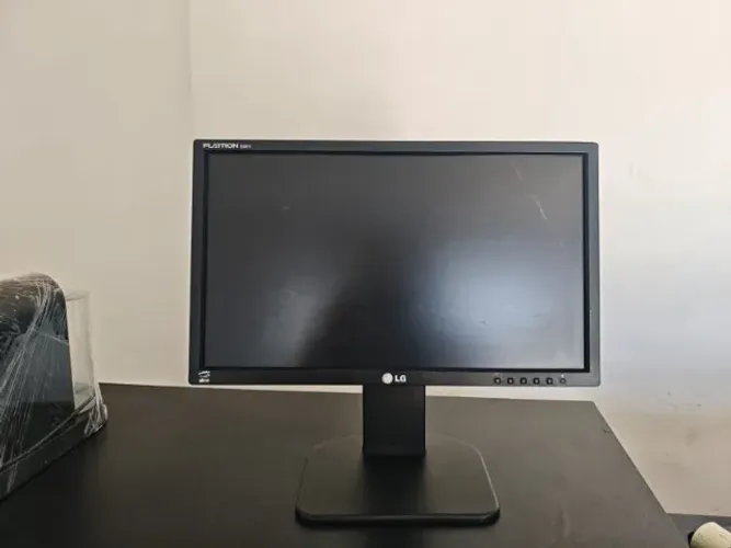 Monitor LG Flatron E2011 20" LED - Ajuste de Altura e Inclinação (Com detalhe)