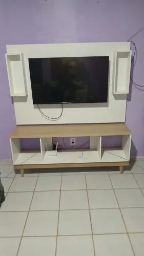 Painel com rack em total MDF sem avarias em perfeito estado.