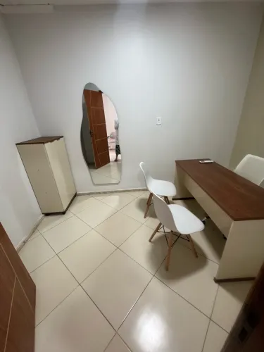 Mesa, cadeiras e armário de escritório