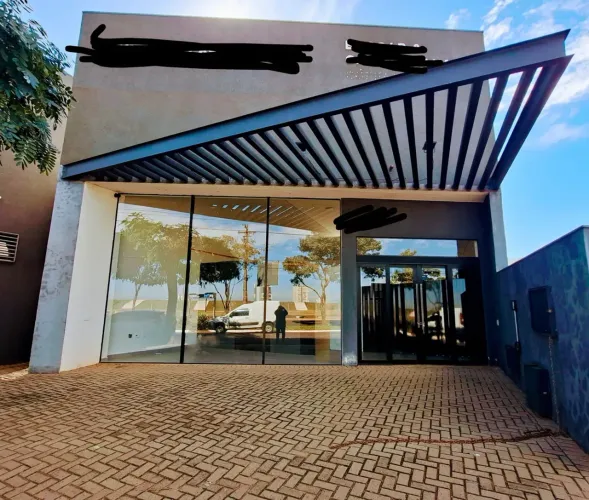 Salão cial na cabeceira do Aeroclube, local nobre, $180m2, recuo p/ 4 veículos,