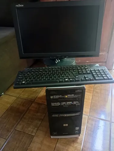 Computador com CPU e tela 15