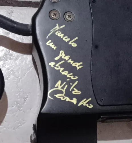 Cavaquinho Elétrico Marques Vazado Autografado por Nilze Carvalho - Instrumento Exclusivo