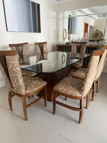 Mesa de Jantar 6 Lugares Vidro 10mm Bisotê (1,80m x 0,90m) + 6 Cadeiras de Madeira
