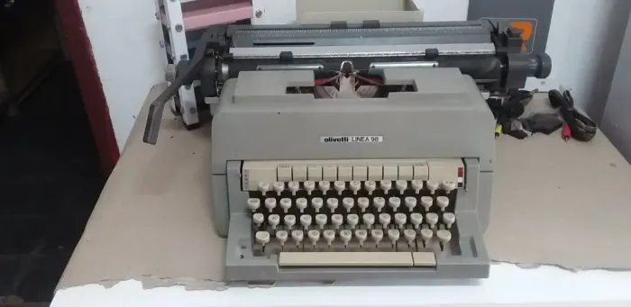 MAQUINA DE ESCREVER OLIVETTI