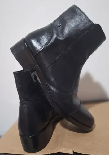 Bota cano curto em couro legítimo n° 36