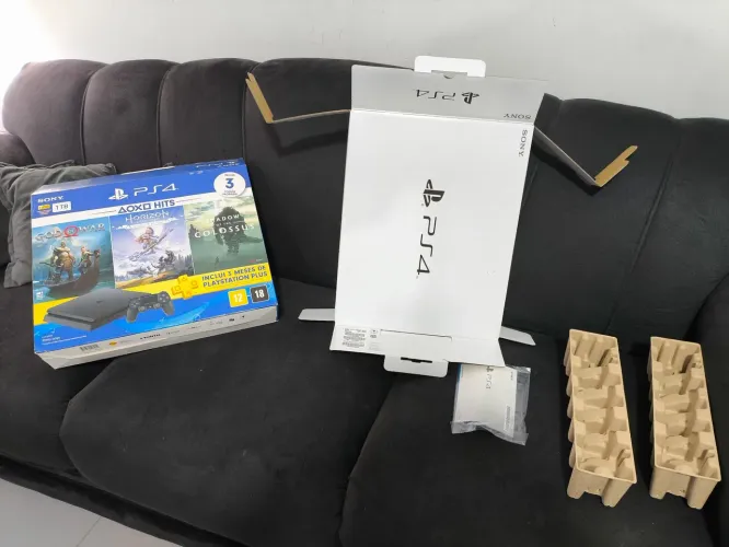 PS4 slim (1 TB ) acompanha 13 jogos e dois controles camuflados, (para pessoas exigentes)