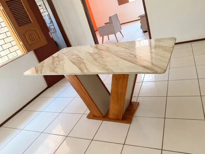 Vendo mesa leia o anúncio com atenção