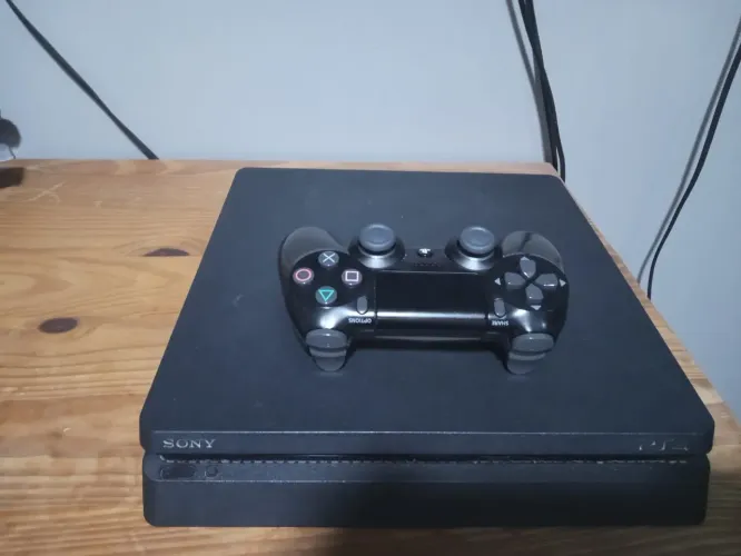 PS4 Slim 500GB SSD + Controle com 57 Jogos 4 jogos Premium