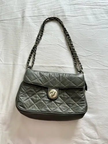 Bolsa modelo Chanel em couro original Cinza