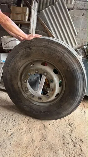 VENDO PNEU PARA CAMINHÃO 