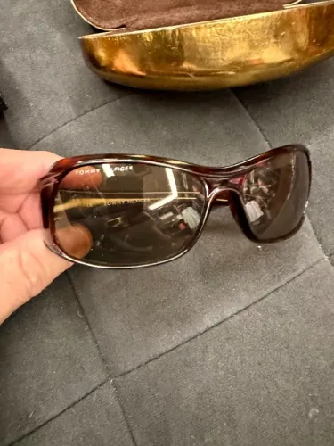 Óculos de Sol Feminino Tommy Hilfiger TH 9031 16-110 - Elegante e Sofisticado